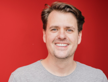 Ex-t3n-Chefredakteur Stephan Dörner startet die Tech-Agentur fph - Stephan Dörner grüßt als Co-Founder der Agentur fph - Foto: Johannes Schuba / yeebase media